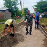 Babinsa Bantu Warga Pemasangan Pavingisasi Desa Kalisampurno