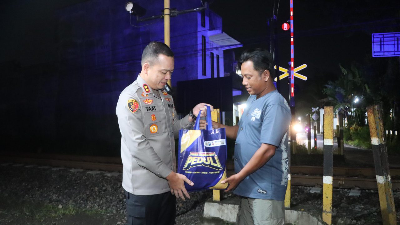 Ramadan Kasih Sembari Patroli Kapolres Tulungagung Berbagi Sembako
