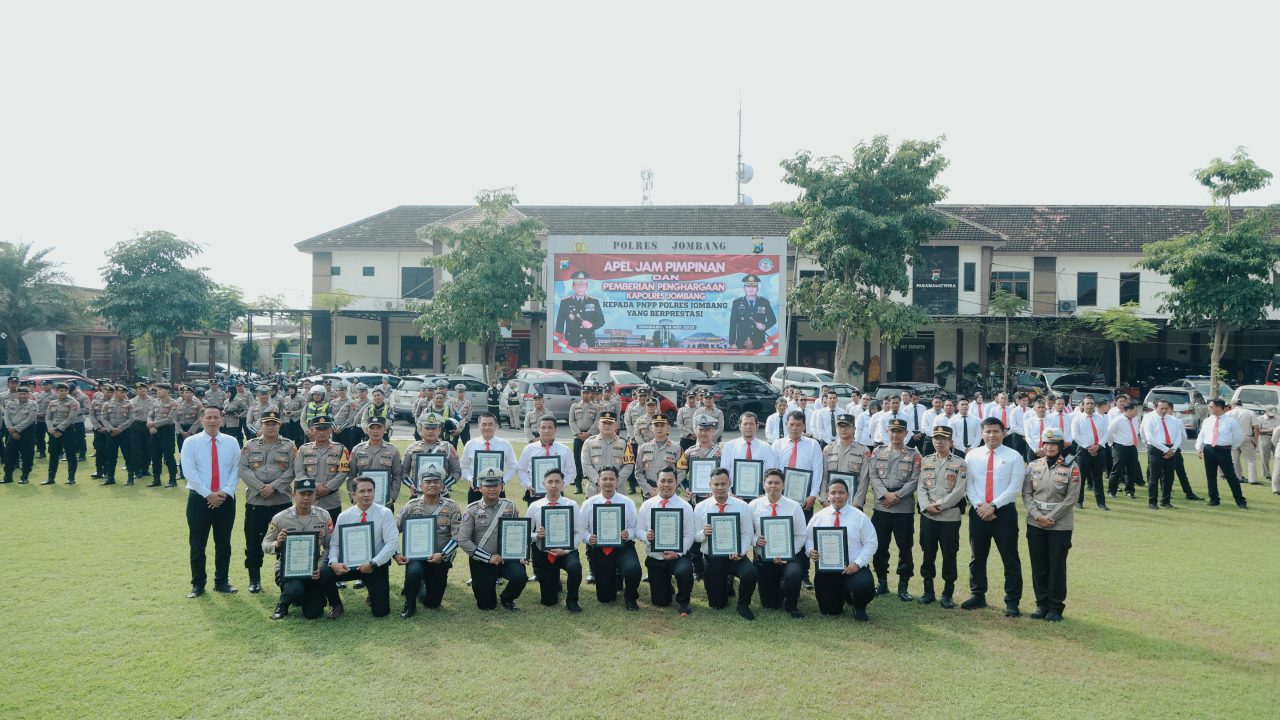 Kapolres Jombang Beri Penghargaan Kepada 18 Anggota Berprestasi