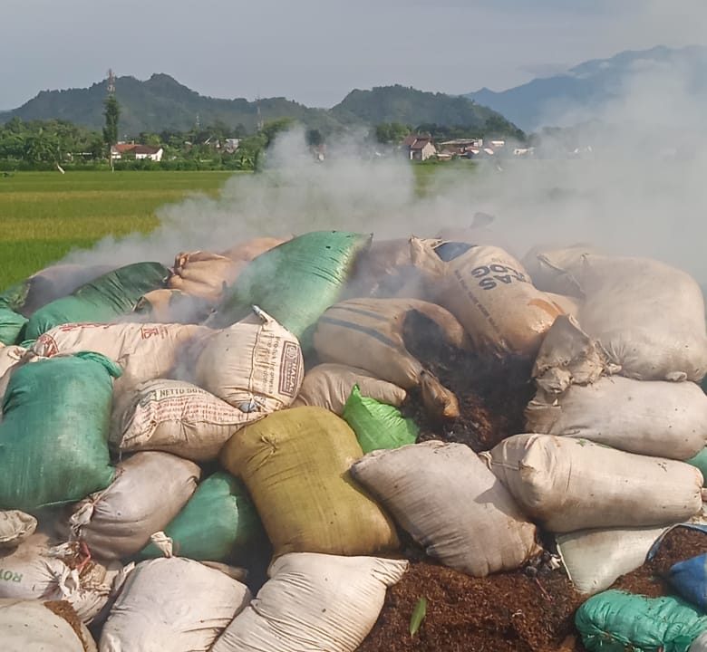 Pembakaran dan Pembuangan Limbah Kotoran Ayam Resahkan Warga
